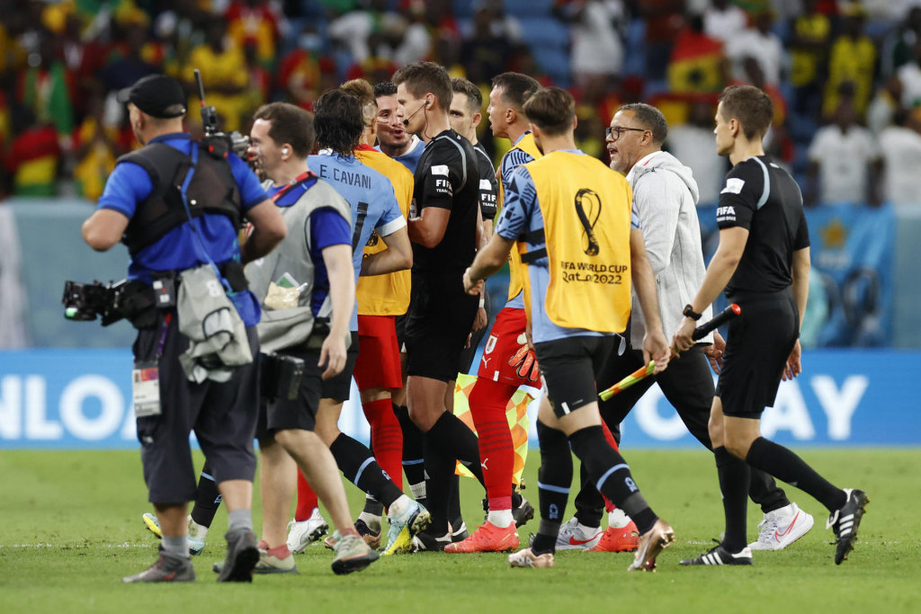 Fifa abre processo disciplinar contra jogadores do Uruguai por ‘explosão’ após eliminação na Copa