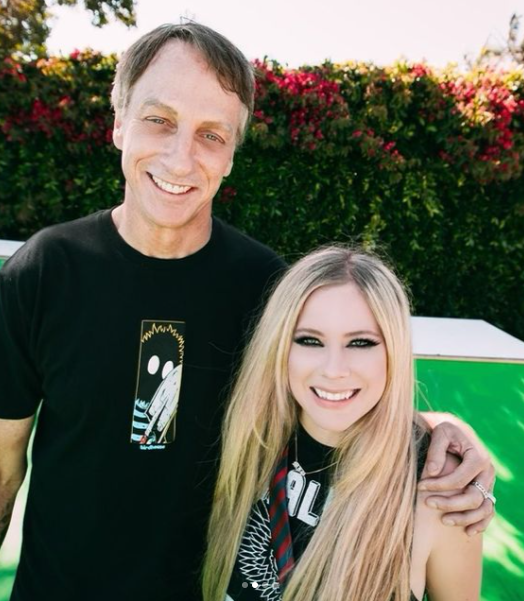 Aos 36 anos, Avril Lavigne estreia no TikTok ao lado do skatista Tony Hawk; assista