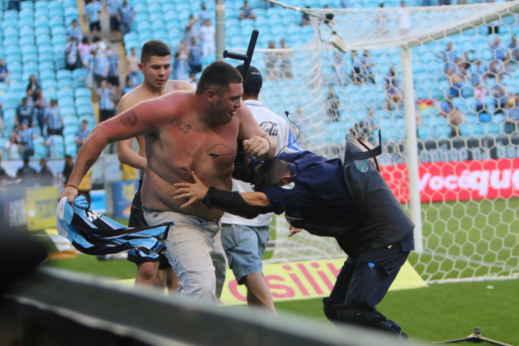 Grêmio promete identificar e punir torcedores que invadiram a Arena