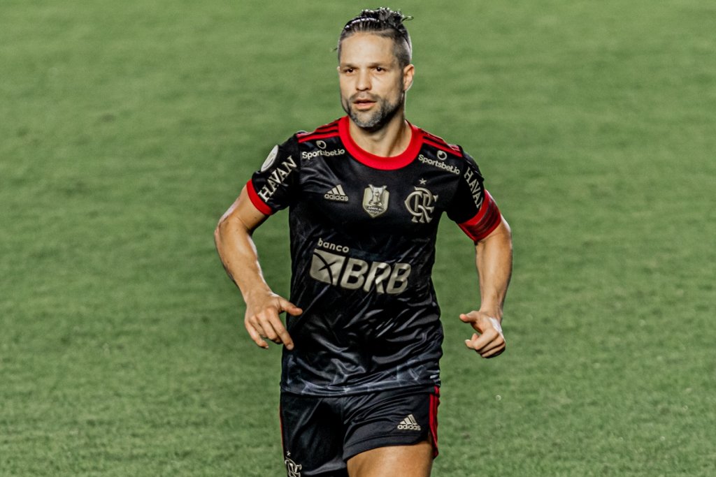 Diego sofre lesão na panturrilha e deve desfalcar Flamengo contra o Palmeiras