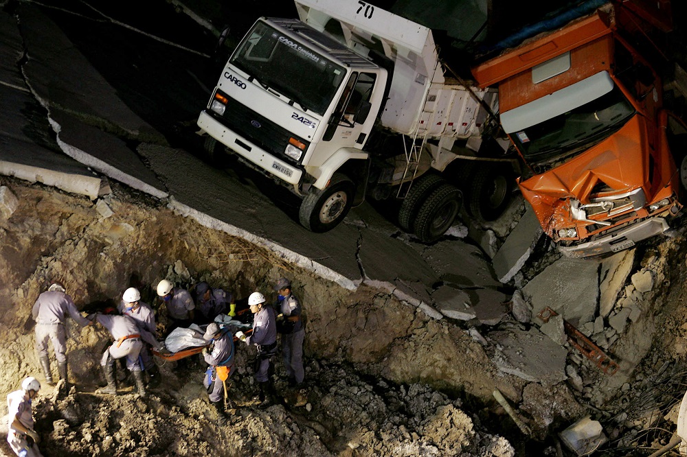 Ex-presidente do Metrô-SP e construtoras são multadas em R$ 240 mi por cratera que matou 7