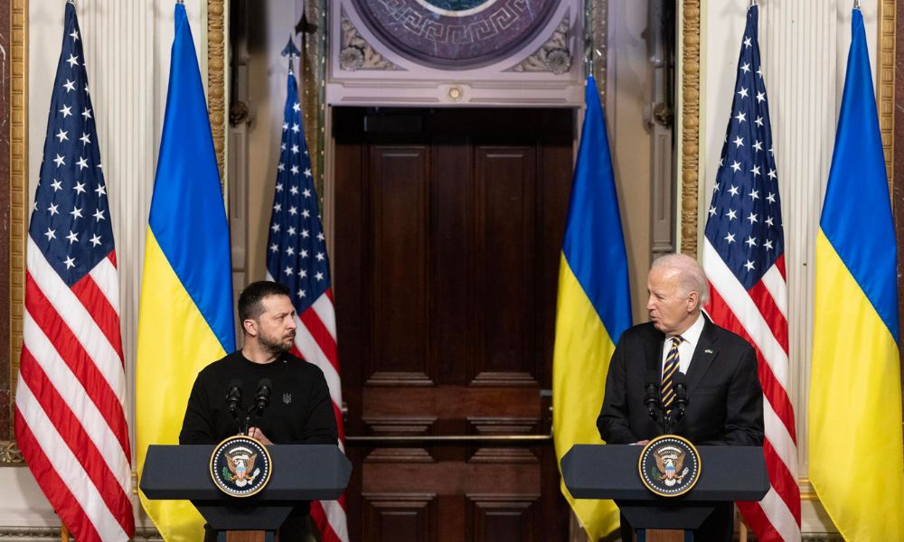 Rússia intensifica ataques na Ucrânia, e Zelensky luta para manter apoio dos países aliados