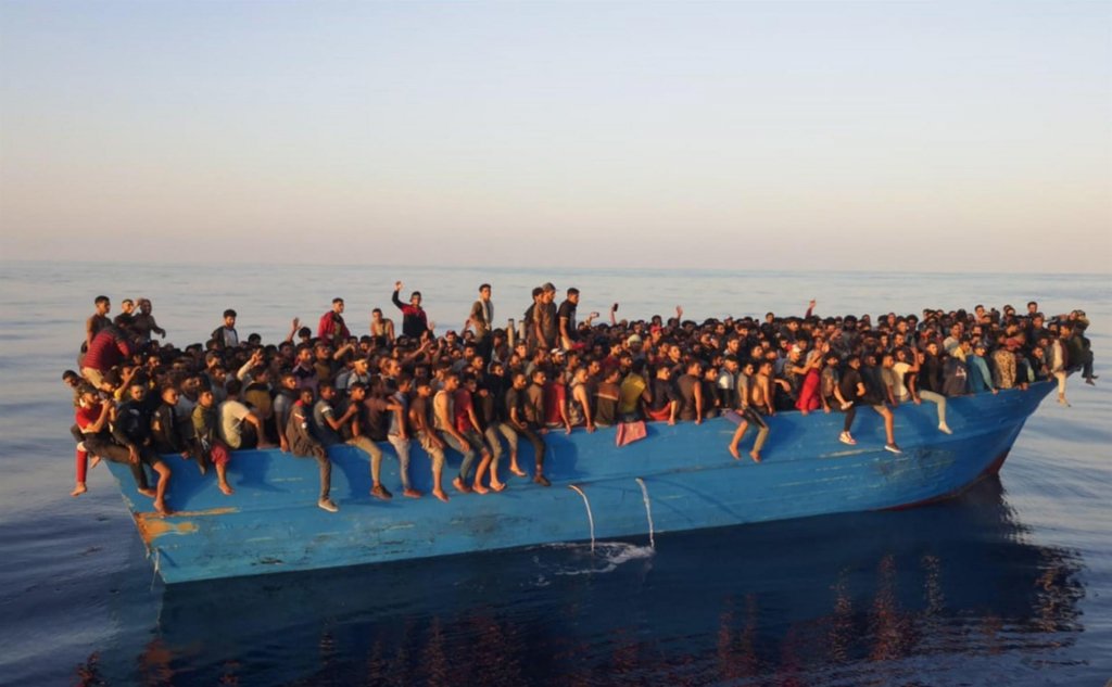 Barco superlotado com mais de 500 pessoas que fugiram da Líbia chega na costa da Itália