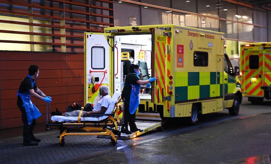 Devido à lotação, hospitais do Reino Unido recorrem a necrotérios improvisados