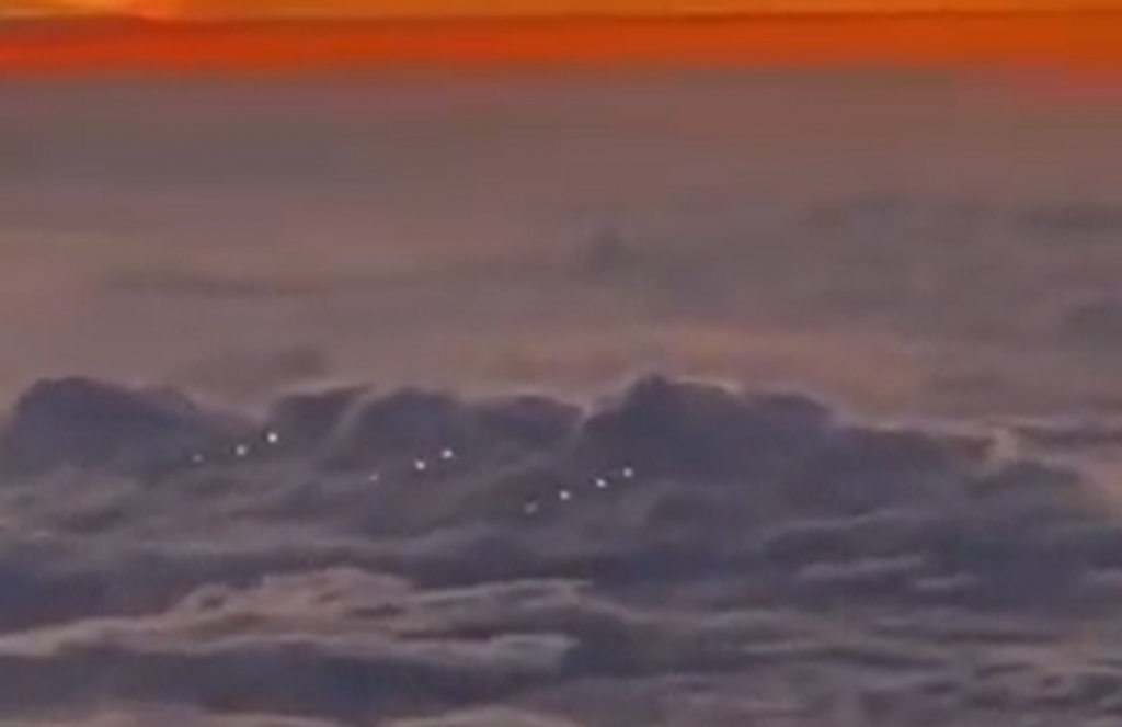 Vídeo gravado por piloto mostra supostos Ovnis sobrevoando o oceano