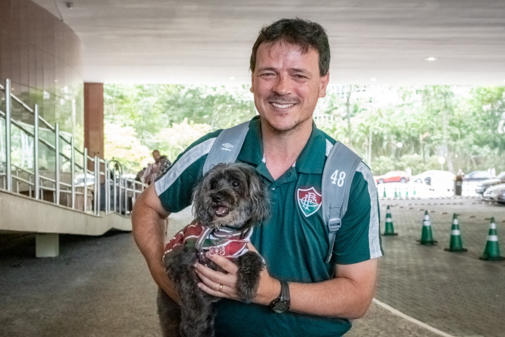 Conheça Pretinha, a cachorra que viralizou nas redes sociais ao comemorar gols do Fluminense 