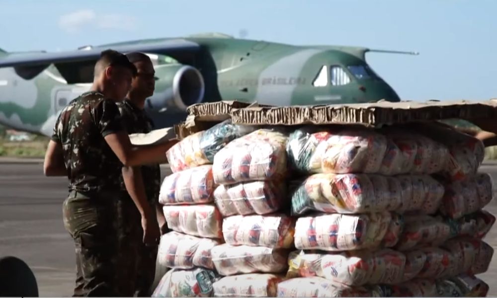 FAB distribui cestas básicas e monta hospital de campanha para atender Yanomamis em Roraima