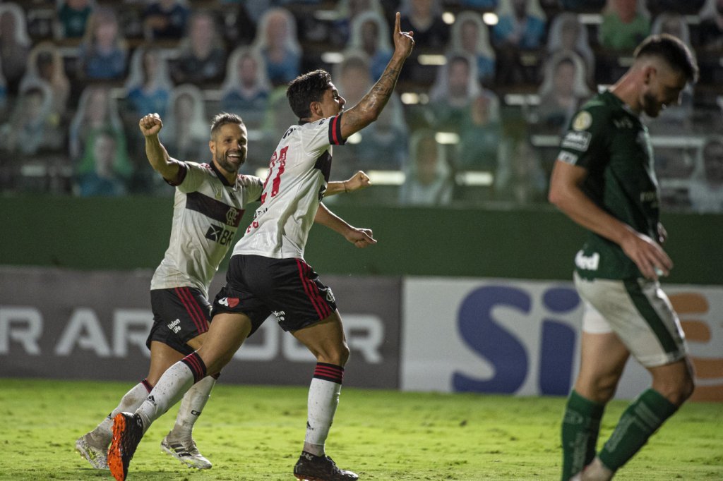 Flamengo vence o Goiás por 3 a 0 e entra no G4