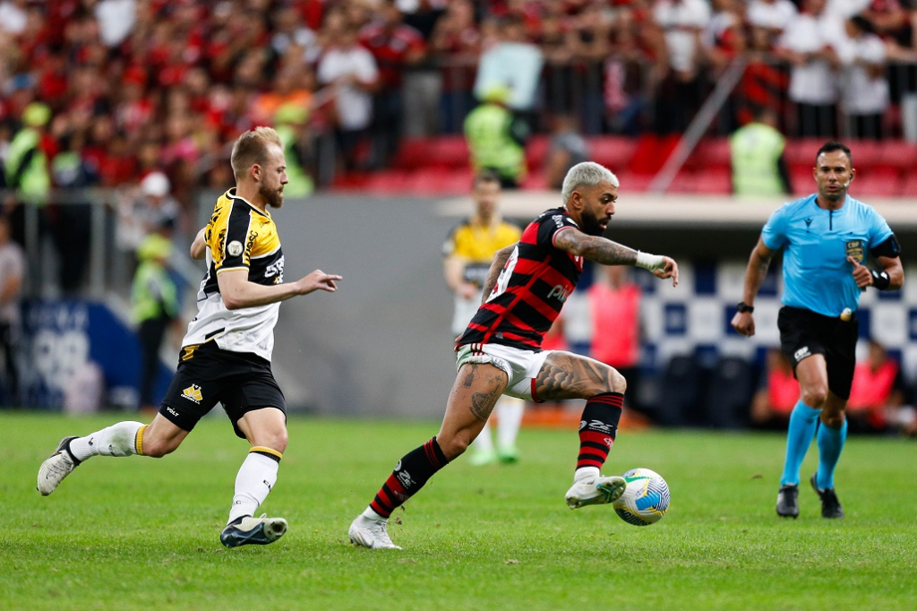 Gabriel decide em pênalti incomum e Flamengo vence o Criciúma de virada em Brasília 