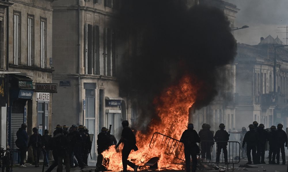 Nono dia de manifestação na França leva mais de um milhão de pessoas às ruas e é marcado por greve e violência