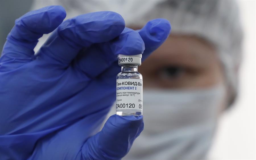 AstraZeneca e Gamaleya testarão combinação de vacinas contra Covid-19