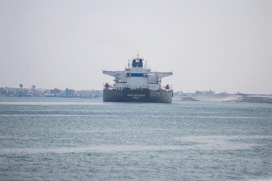 Embarcações voltam a transitar pelo Canal de Suez após desbloqueio