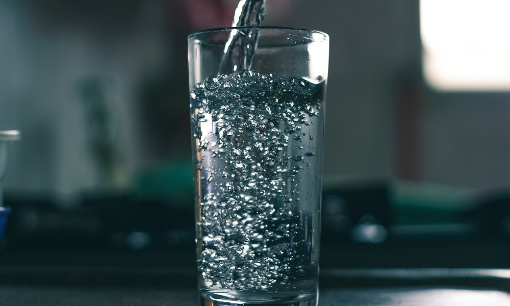 Alesp aprova projeto que obriga bares e restaurantes a oferecerem água filtrada gratuita a clientes