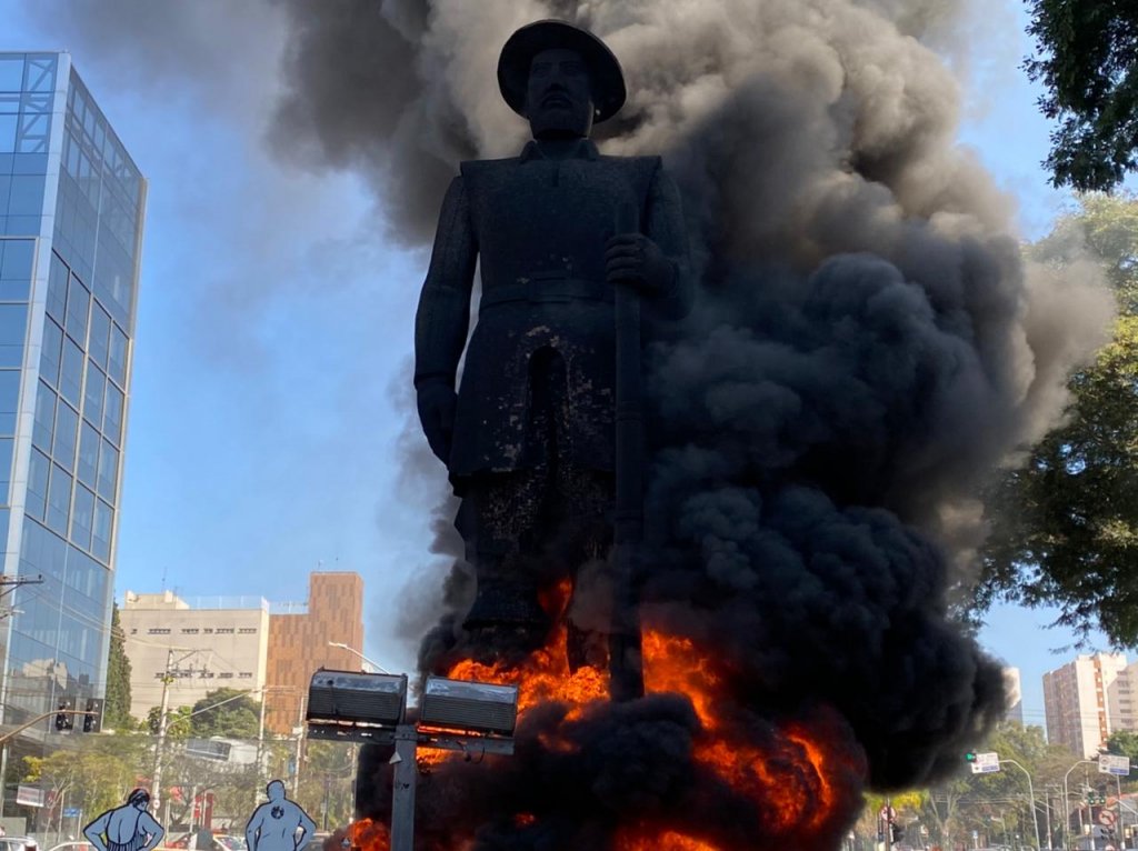 Manifestantes colocam fogo em estátua do bandeirante Borba Gato na zona sul de São Paulo; veja vídeo