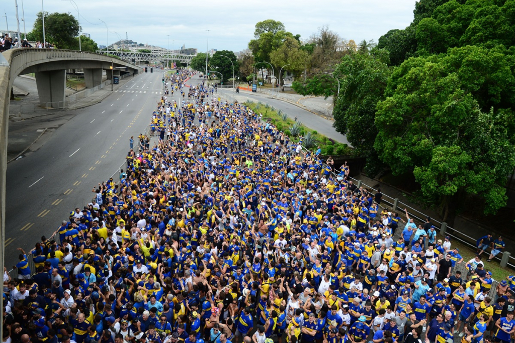 Torcedores do Boca Juniors tentam entrar no Maracanã sem ingresso e provocam confusão com a PM
