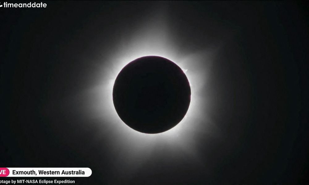 Eclipse solar híbrido leva centenas de pessoas às ruas para observar fenômeno raro que dura cerca de um minuto
