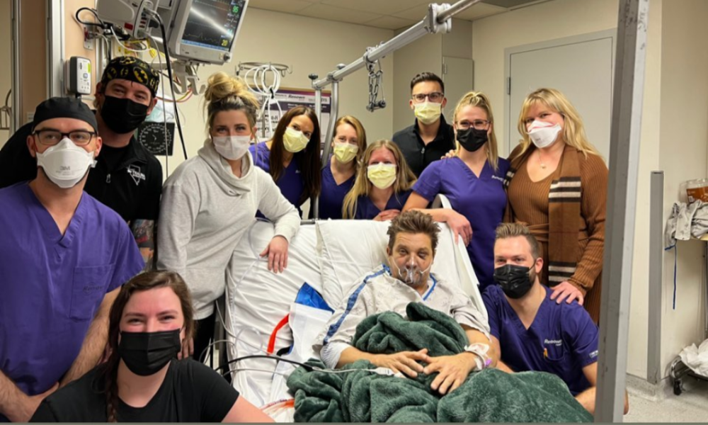 Jeremy Renner posta foto comemorando aniversário em UTI e agradece equipe médica