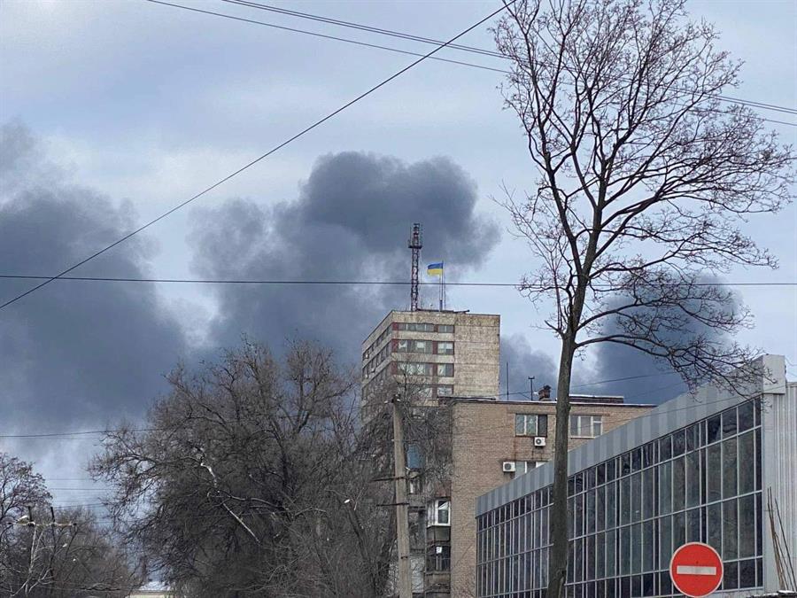 Tropas russas bombardeiam escola de artes com 400 refugiados em Mariupol