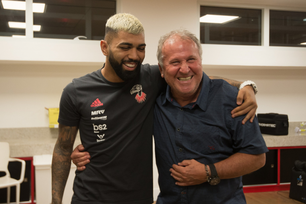 Zico visita elenco do Flamengo antes de estreia no Mundial de Clubes