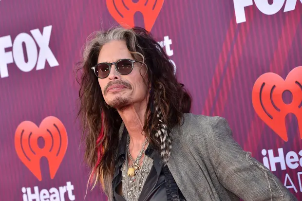 Justiça americana anula processo de abuso sexual contra vocalista do Aerosmith