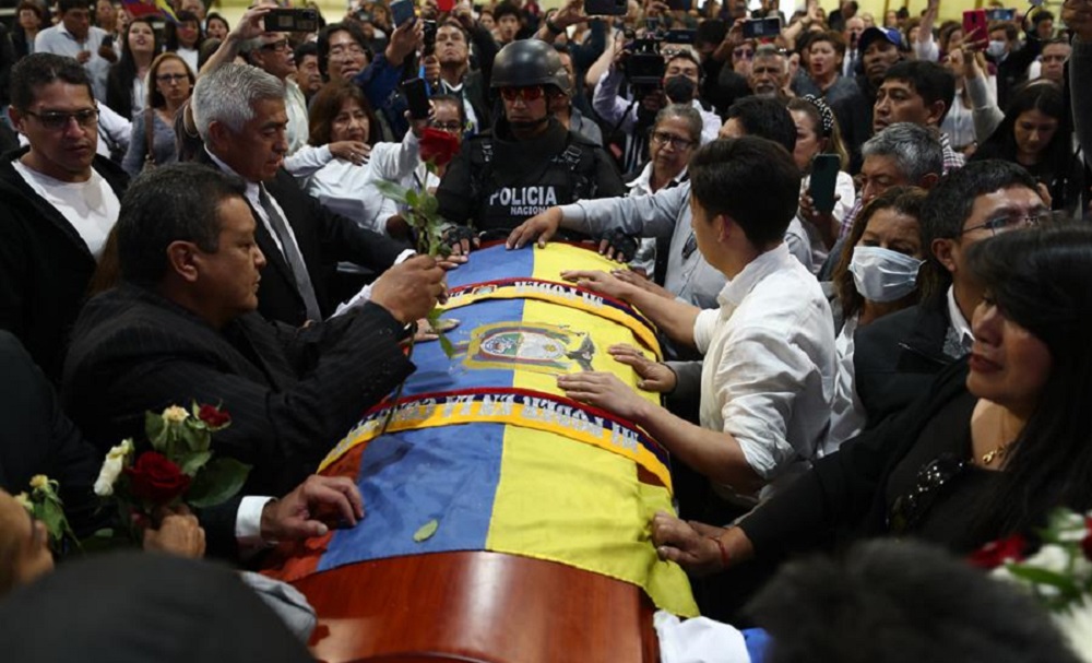 Candidato assassinado é enterrado em meio a tumulto e luto no Equador