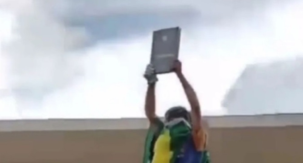Manifestante que levou réplica da Constituição durante atos de vandalismo ao STF é preso em Minas Gerais