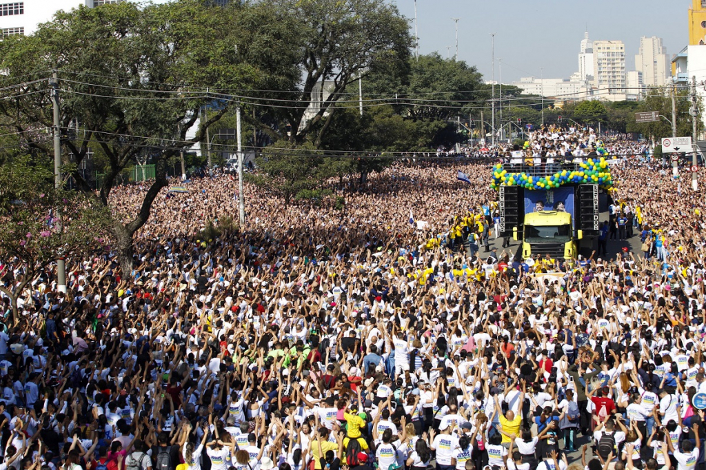 Milhares de fieis tomam ruas de São Paulo na Marca para Jesus