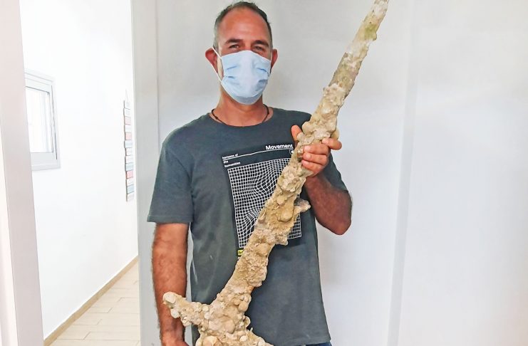 Mergulhador encontra espada de 900 anos na costa de Israel