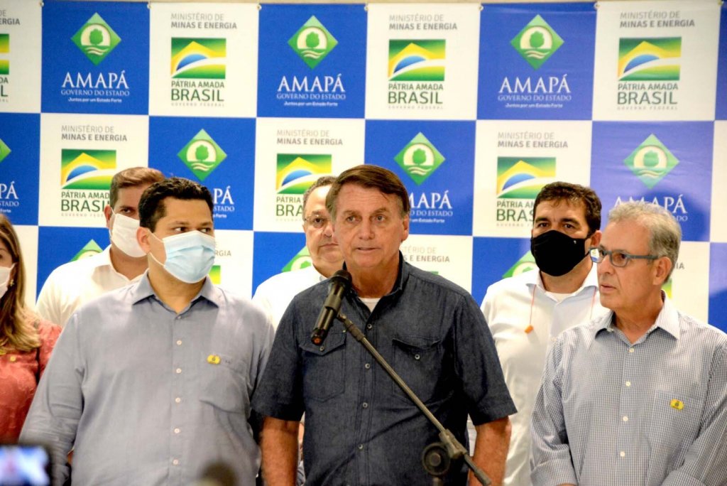 Bolsonaro promete que energia retornará em breve ao Amapá