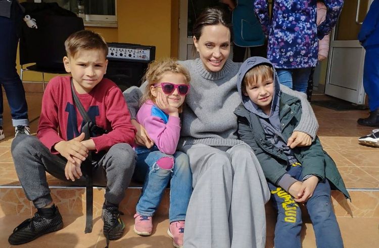 Angelina Jolie surpreende ucranianos com visita a crianças feridas e voluntários em Lviv
