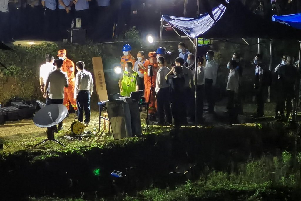 Equipes de resgate encontram 2ª caixa preta de avião que caiu na China