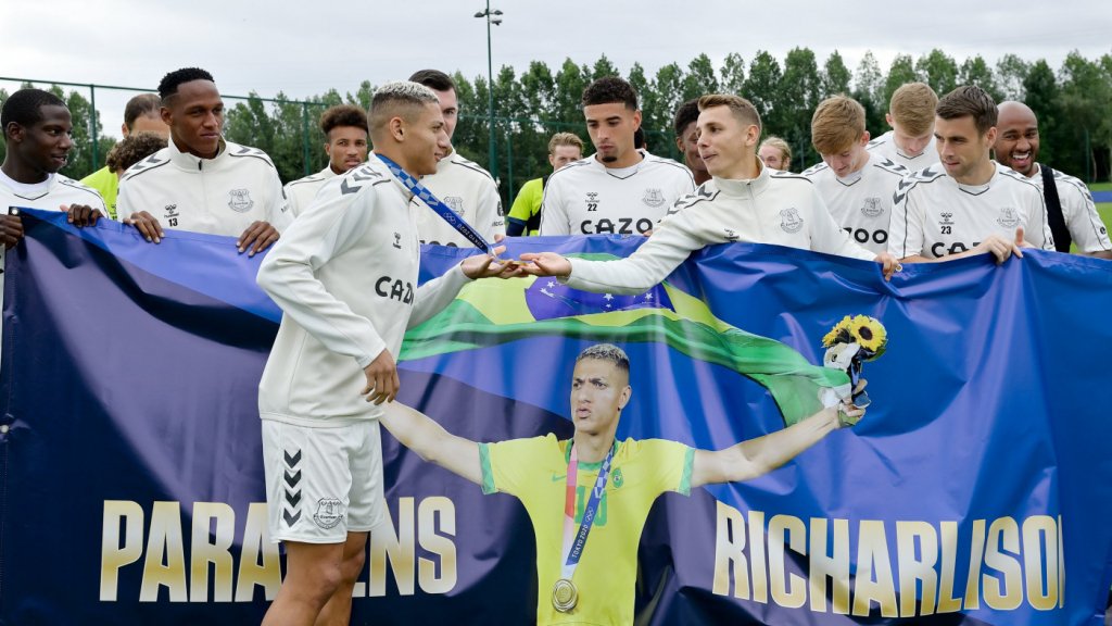 Após ouro na Tóquio-2020, Richarlison é recebido com festa em reapresentação ao Everton