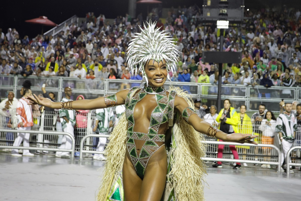 Thelma Assis comemora o título da Mocidade Alegre no Carnaval de São Paulo: ‘Que emoção’