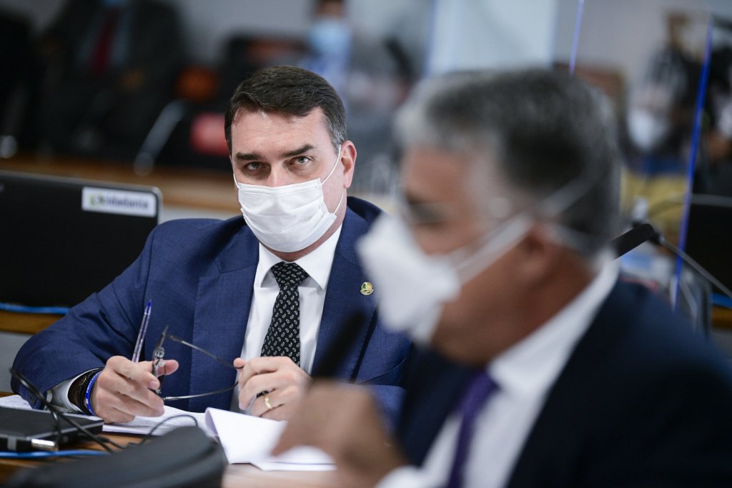 ‘Carlos Wizard deveria ser enaltecido na CPI, não torturado e humilhado’, diz Flávio Bolsonaro