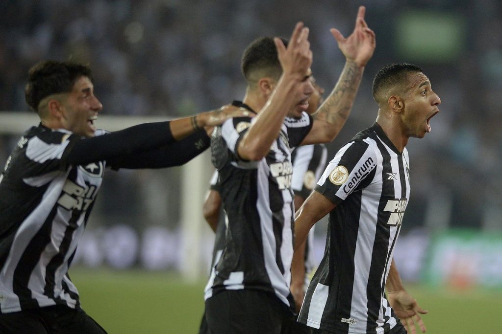 Botafogo supera frango de Lucas Perri, aplica virada no Inter e faz melhor 1º turno da história do Brasileirão