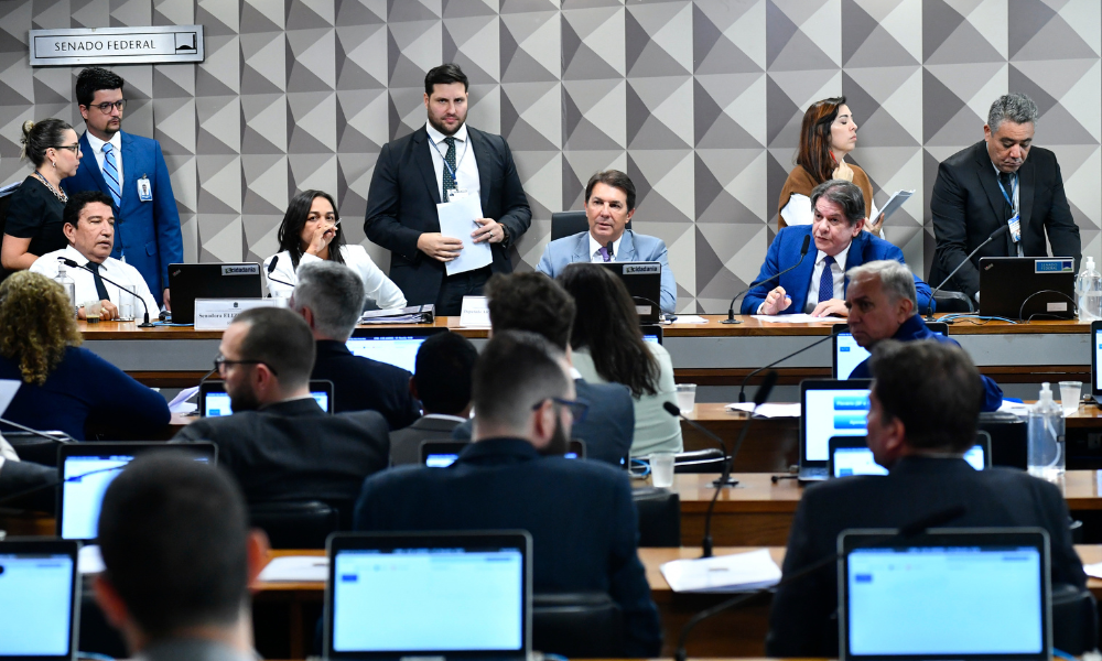 Arthur Maia rebate oposição e diz não ter poder para afastar relatora da CPMI do 8 de Janeiro