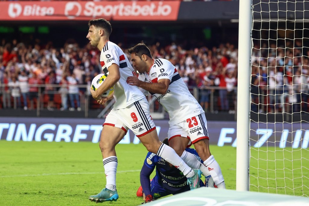 Com gols de Calleri e Nikão, São Paulo vira sobre o Cuiabá e se aproxima da liderança 