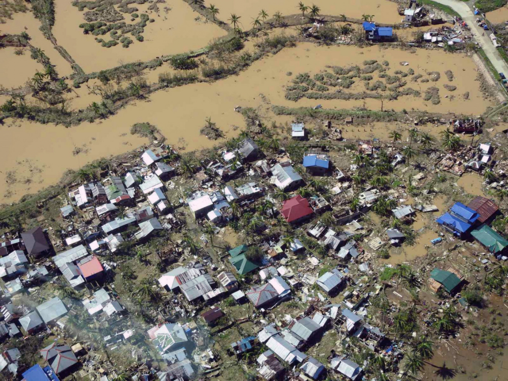 Número de mortos por passagem de tufão nas Filipinas chega a 208, diz polícia