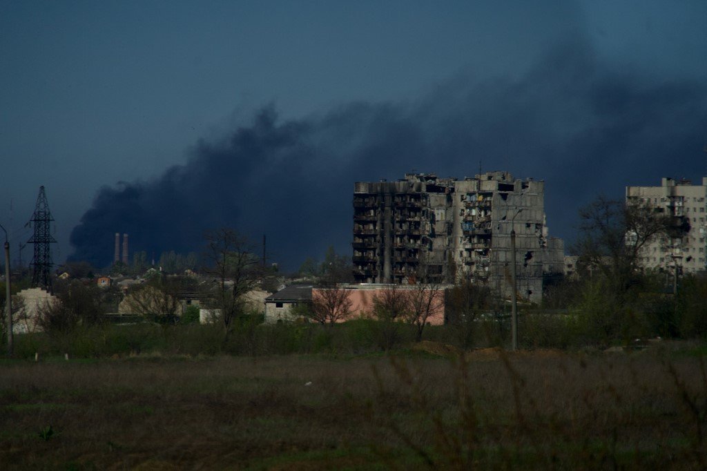 Quase 100 civis deixam usina siderúrgica sitiada por russos em Mariupol