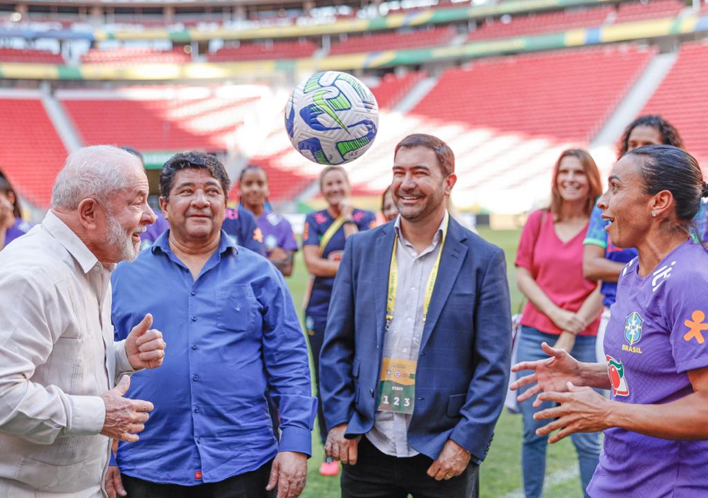 Lula visita seleção brasileira, exalta jogadoras e fala em sonho de trazer Copa do Mundo feminina ao Brasil: ‘Não vai trazer gastos’