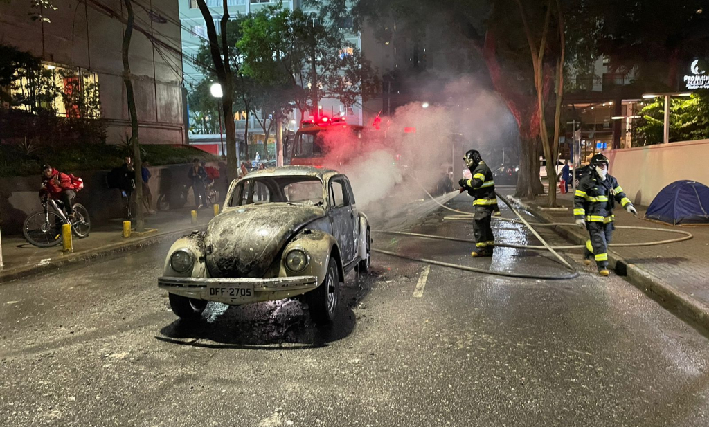 Fusca pega fogo e interdita via na região da Avenida Paulista