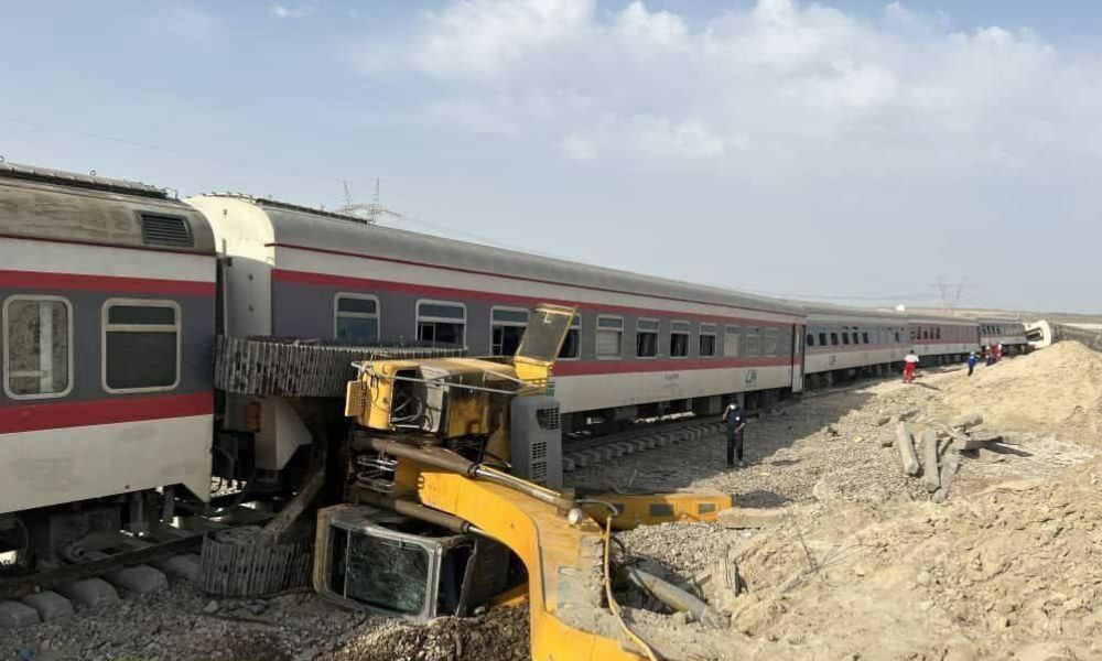 Trem bate em escavadeira no Irã e deixa pelo menos 17 pessoas mortas