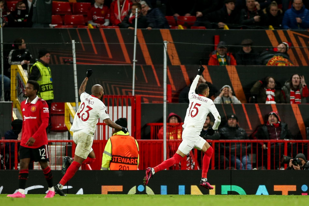 Com dois gols contra no fim, Manchester United cede empate ao Sevilla na Liga Europa
