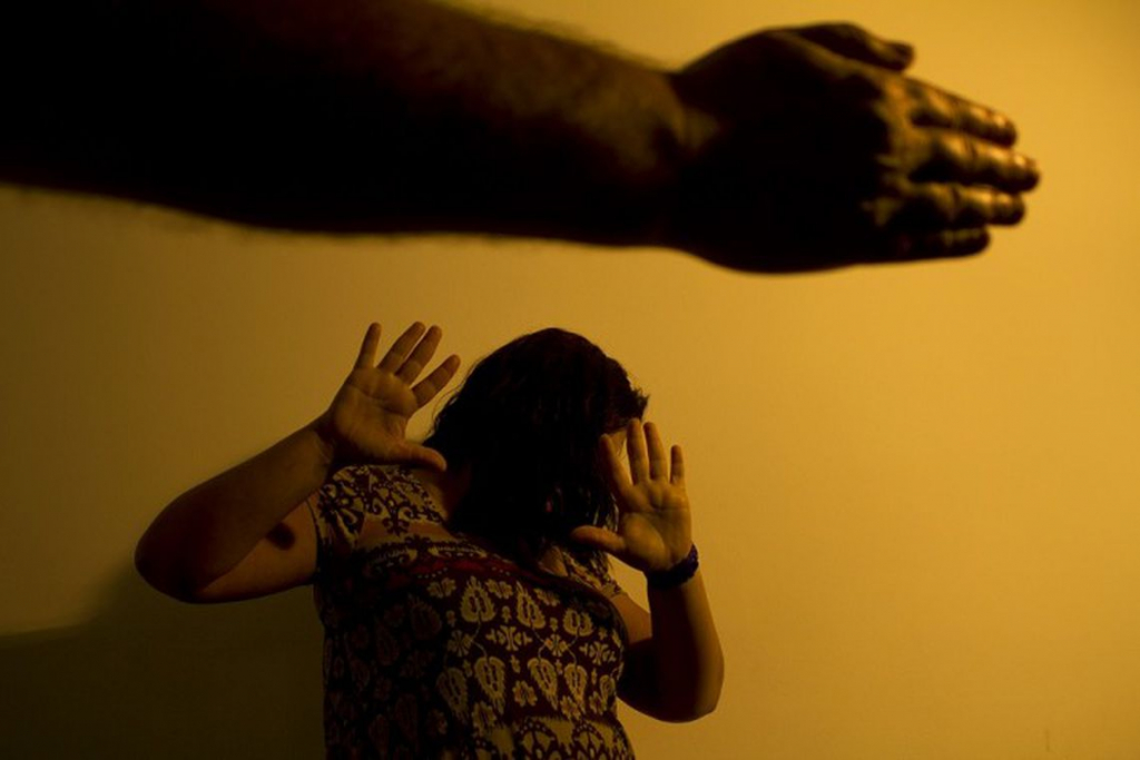 Tarcísio sanciona lei que garante auxílio-moradia para mulheres vítimas de violência doméstica
