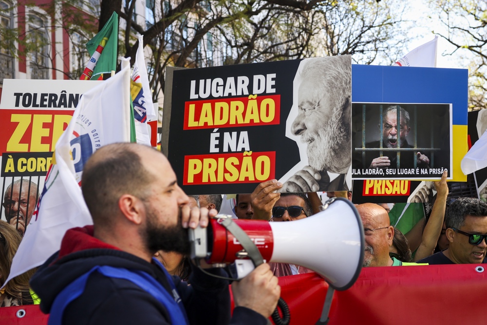 Protestos contra Lula em Portugal repercutem em Brasília: ‘Recepção à altura de sua competência’