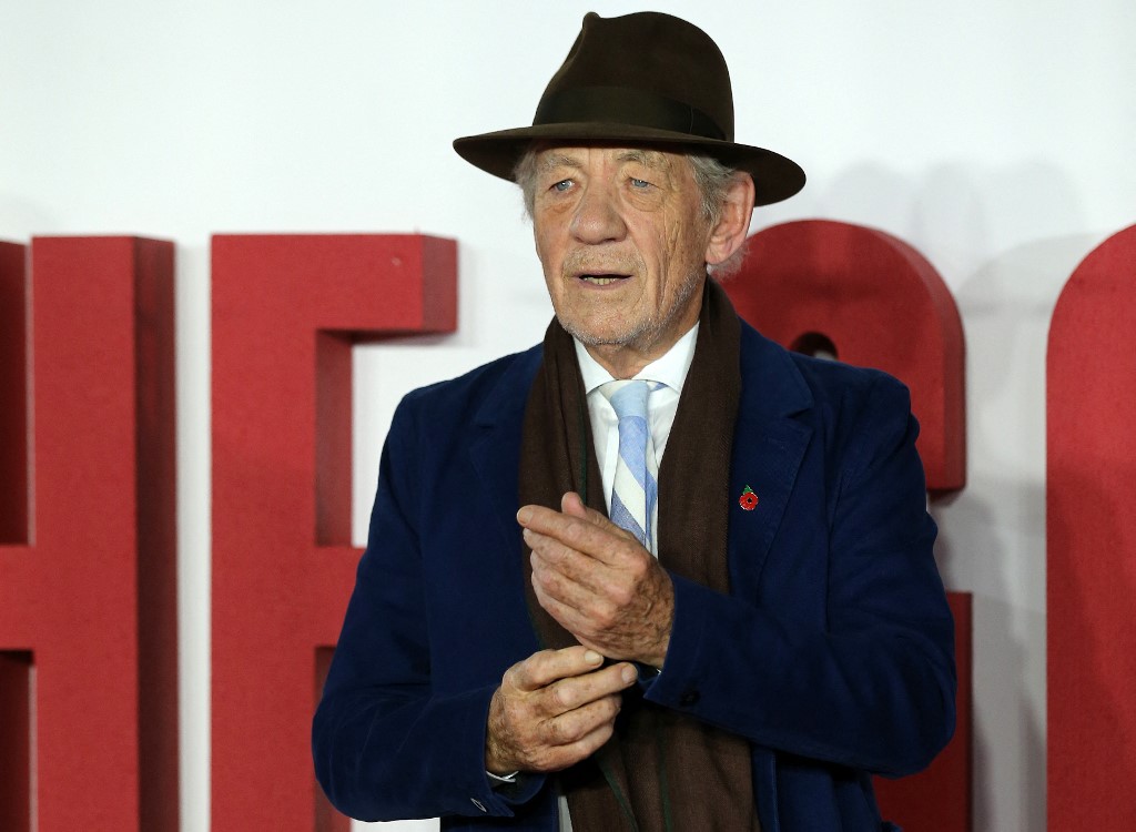 Ian McKellen, ator de ‘O Senhor dos Anéis’, é hospitalizado após sofrer queda em teatro de Londres 