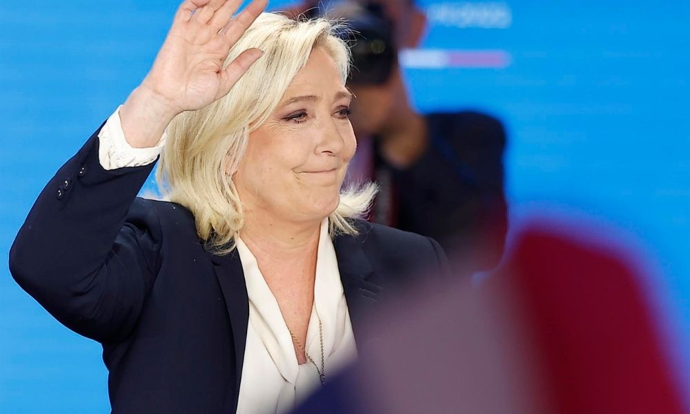 Extrema direita lidera eleições na França com 34% dos votos, aponta parciais 