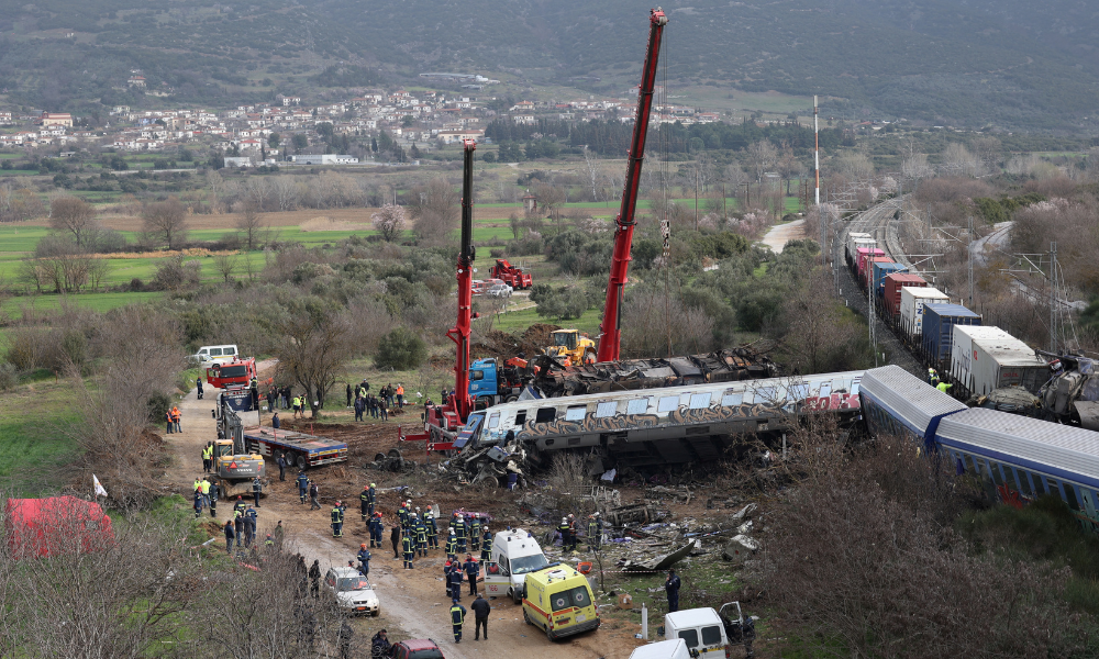 Colisão entre trem de passageiros e outro de carga deixa ao menos 36 mortos e 85 feridos na Grécia