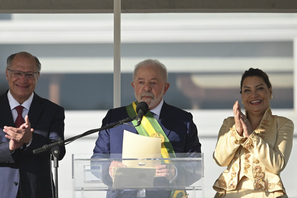 Lula descarta ‘gastança’ em terceiro governo e prega conciliação: ‘Não interessa um país em permanente pé de guerra’