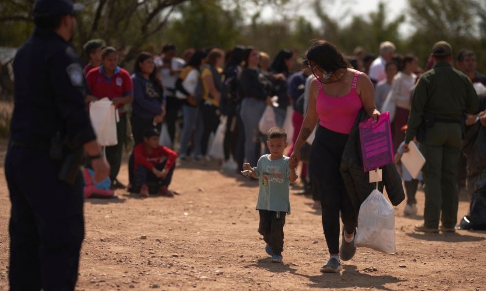 EUA e México criam plano para facilitar a entrada de migrantes venezuelanos e controlar crise na fronteira